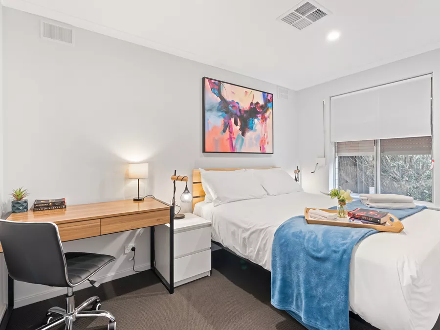 Bedroom With Private Office Desk - Payneham South Paradise Suite